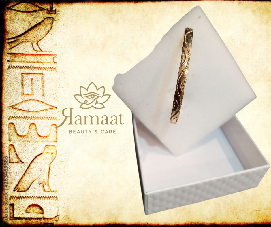 Bracciale color oro di ispirazione egizia