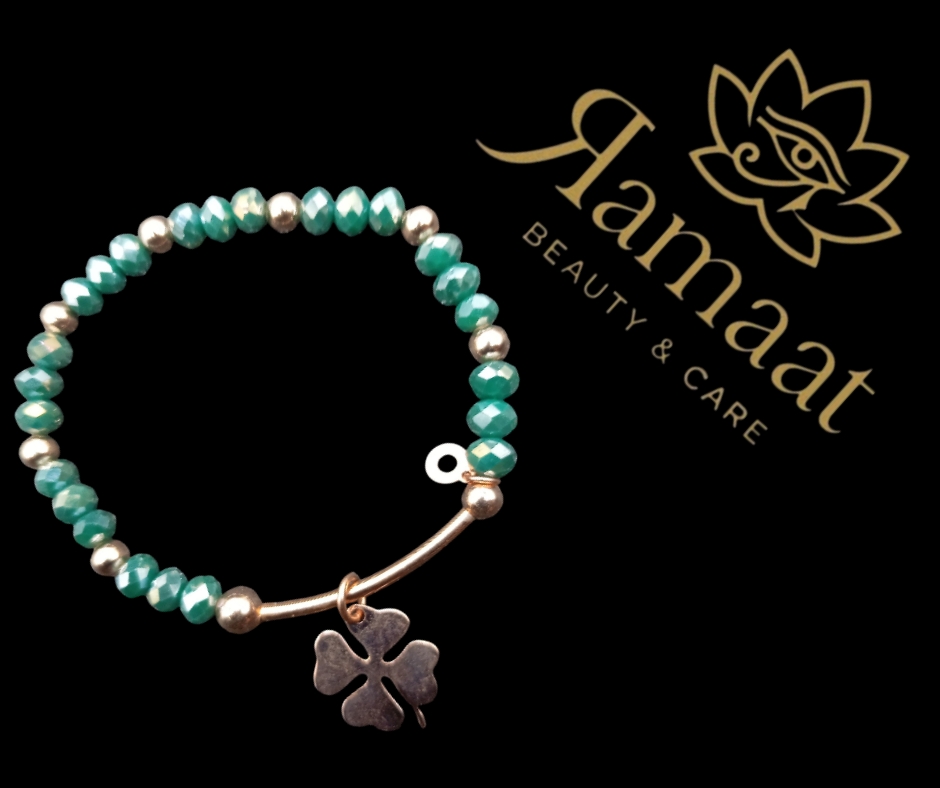 Braccialetto di perline verdi con ciondolo a forma di  quadrifoglio ippocampo