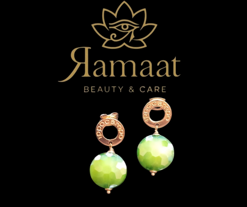 Orecchini con pietre verdi