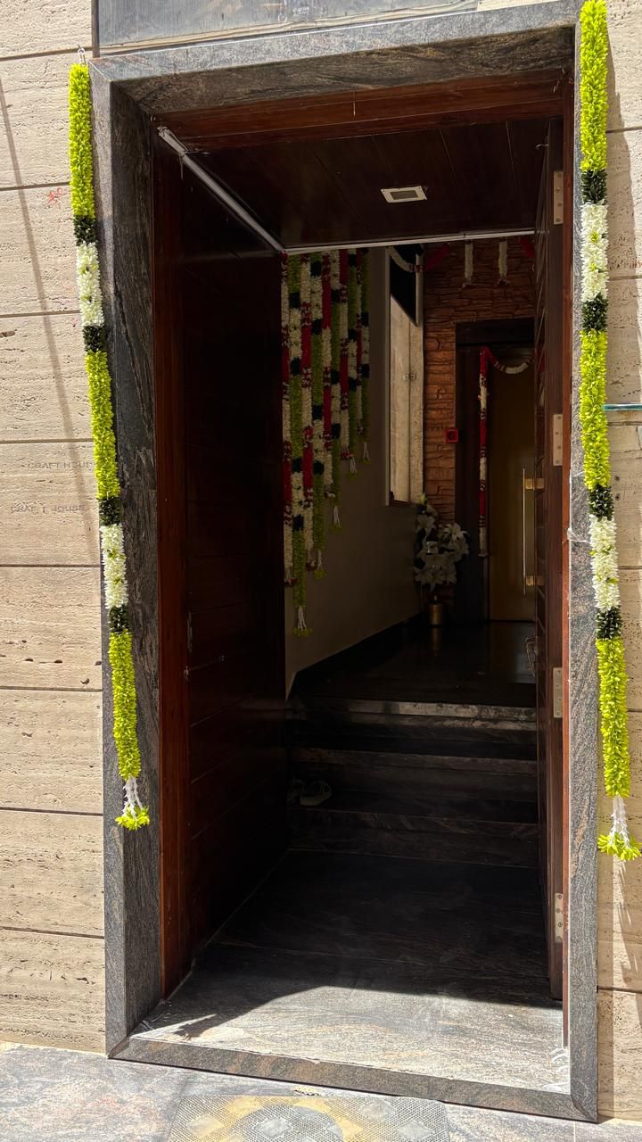 DOOR HANGING 