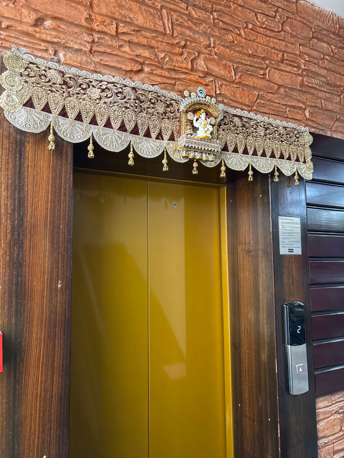 DECORATIVE GOLD DOOR TORAN