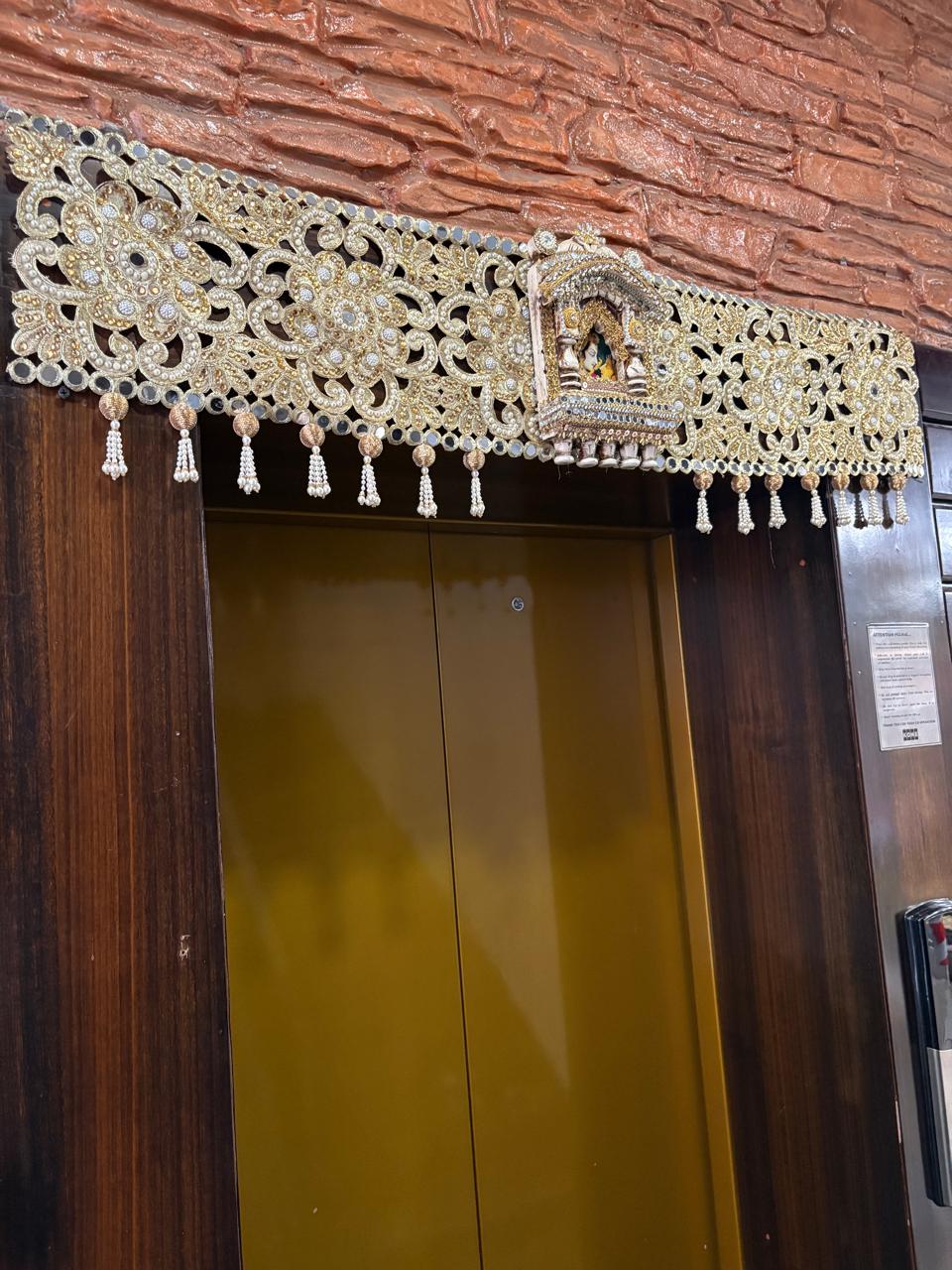 DECORATIVE DOOR TORAN