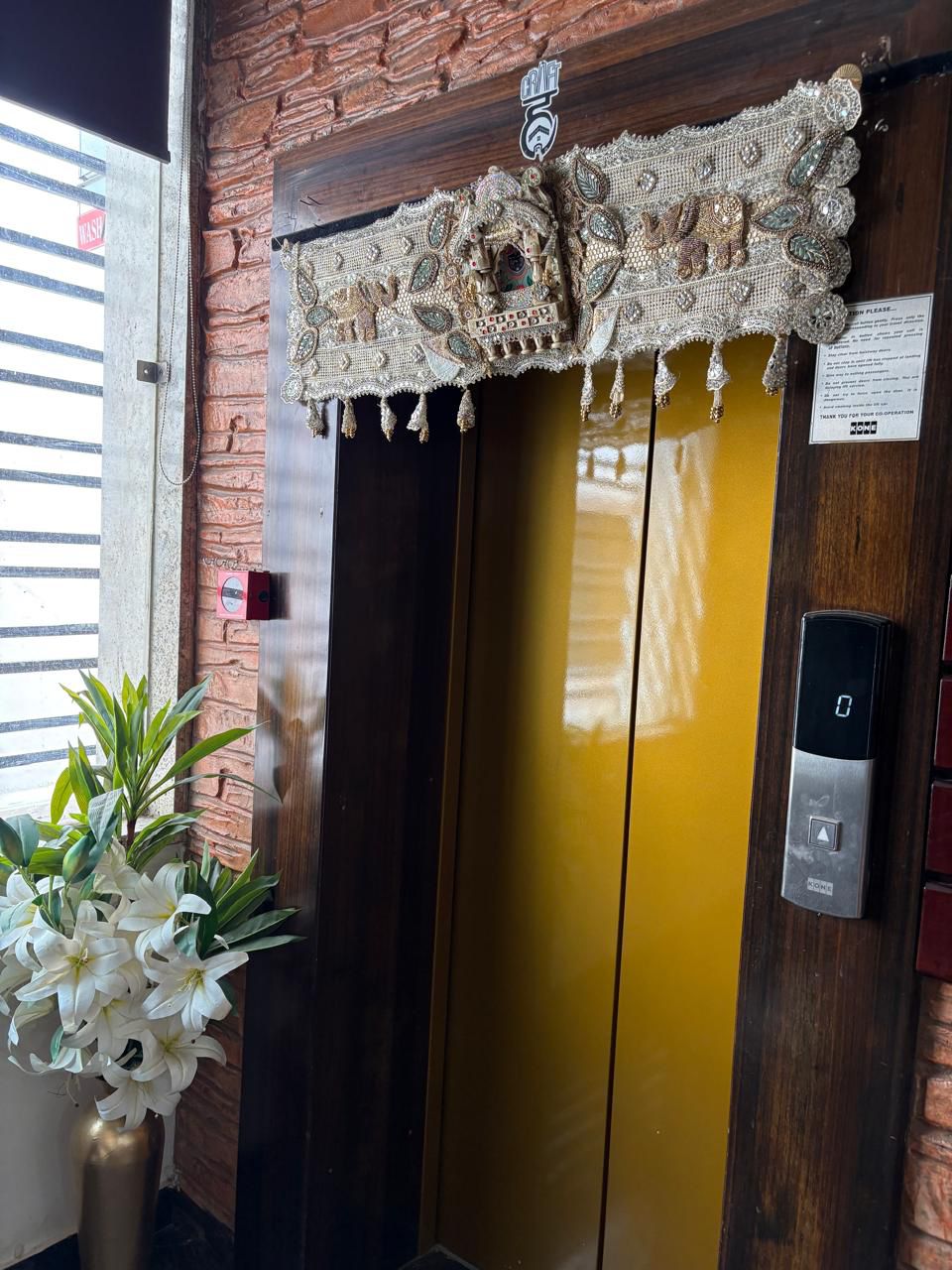 HANDCRAFTED DOOR TORAN