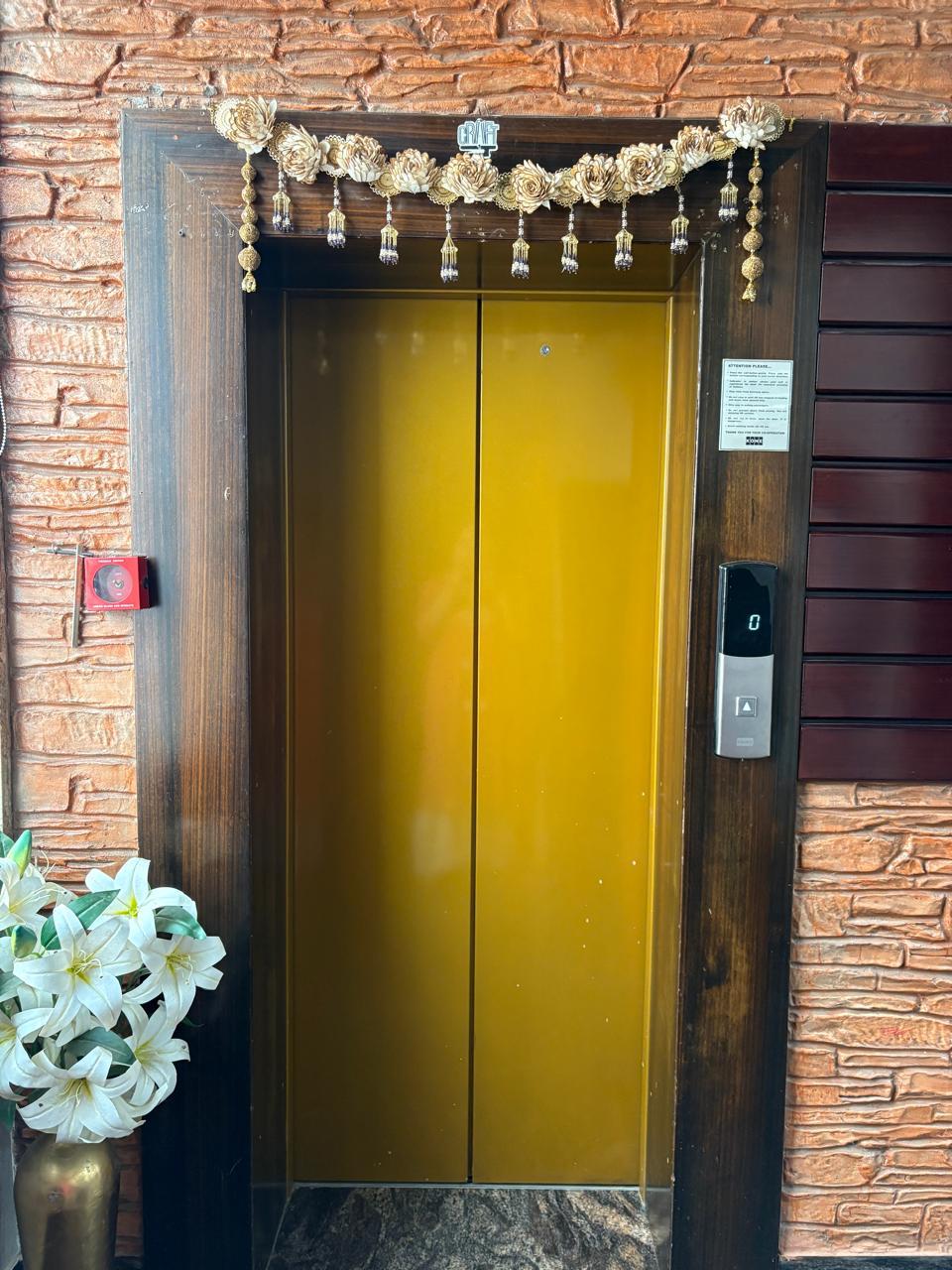 DECORATIVE DOOR TORAN