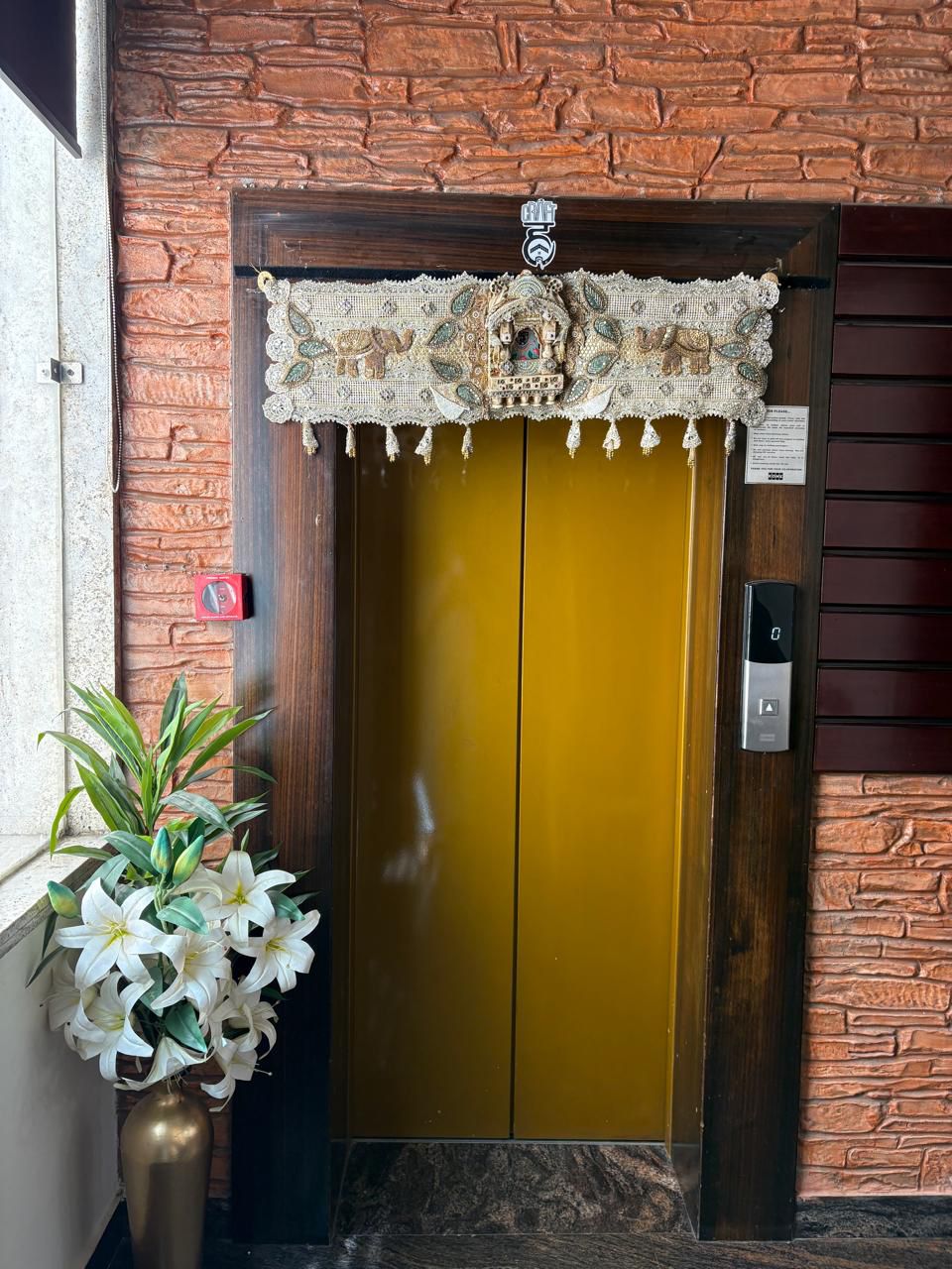 HANDCRAFTED DOOR TORAN