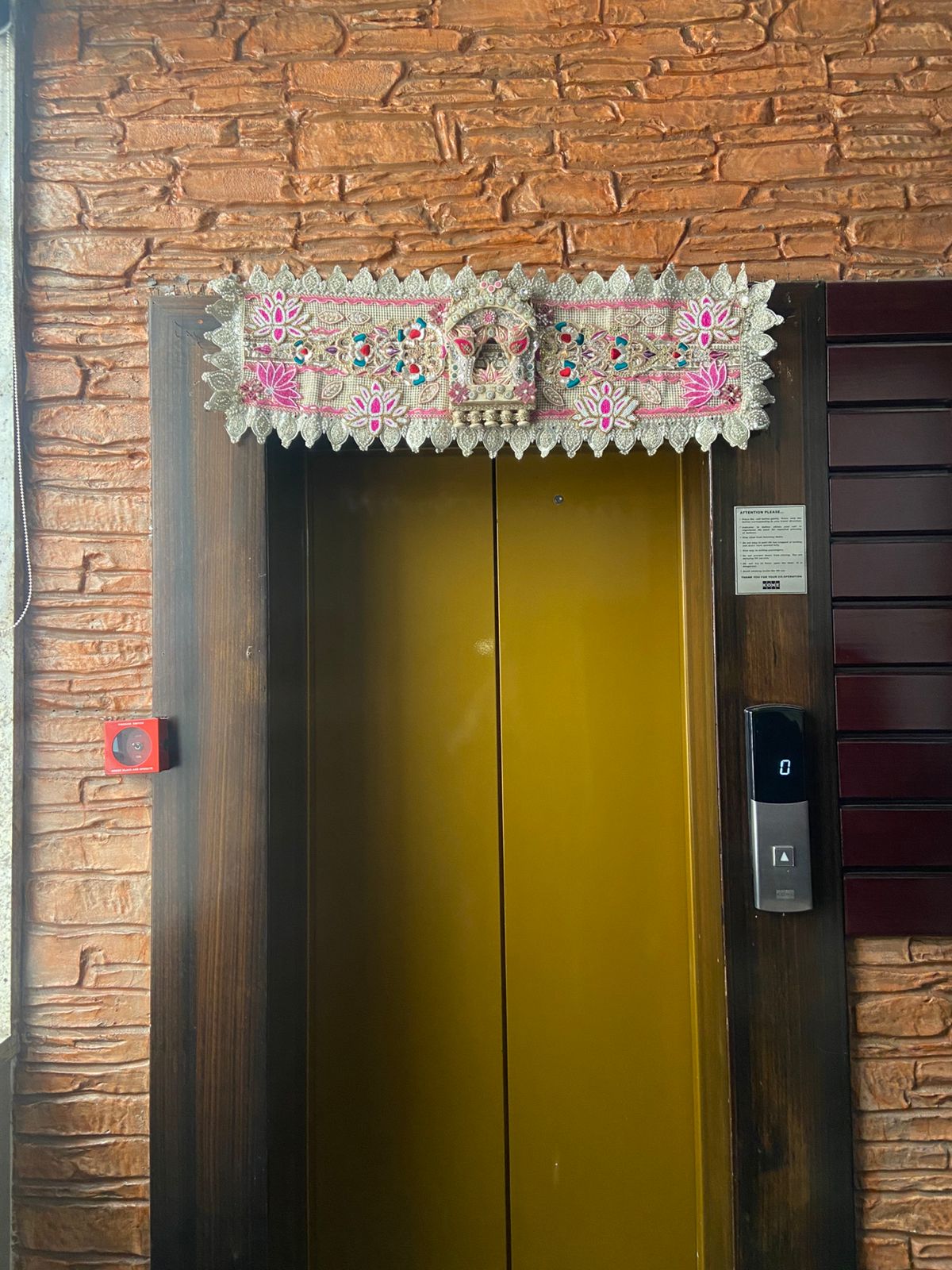 DECORATIVE DOOR TORAN