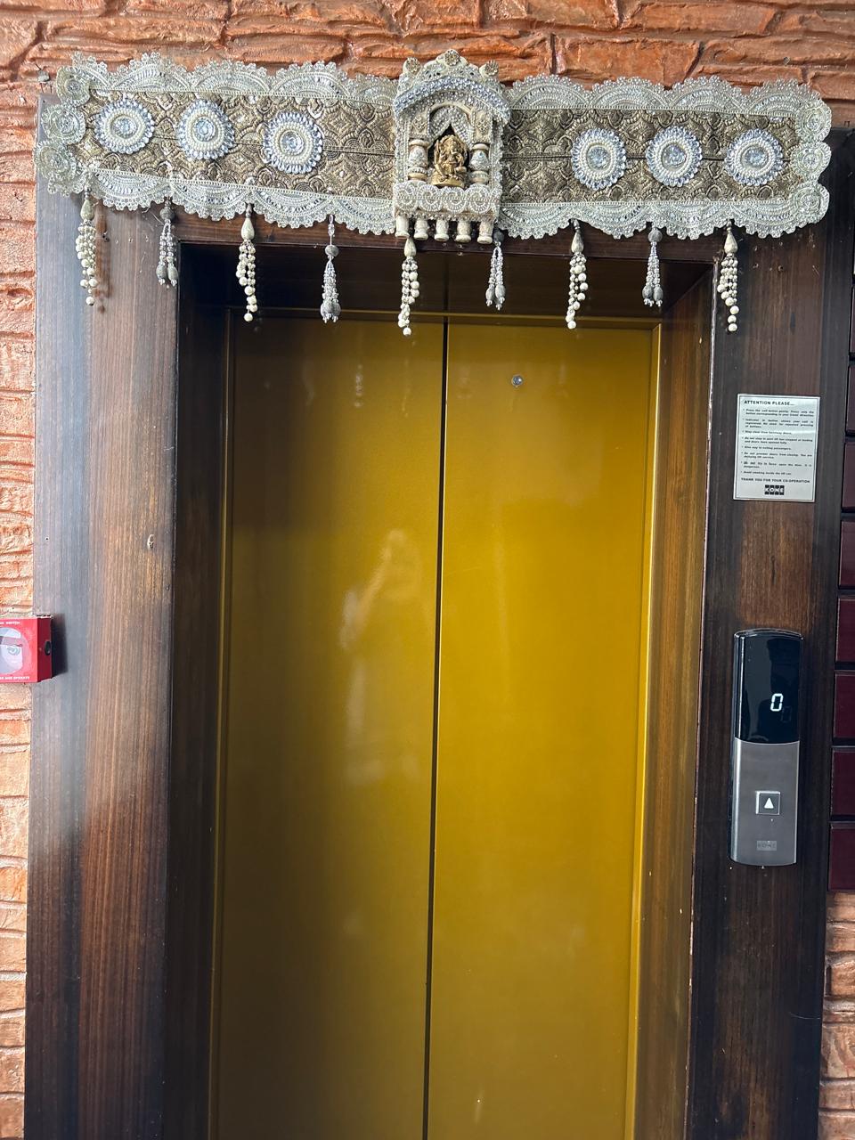 TRADITIONAL DOOR TORAN