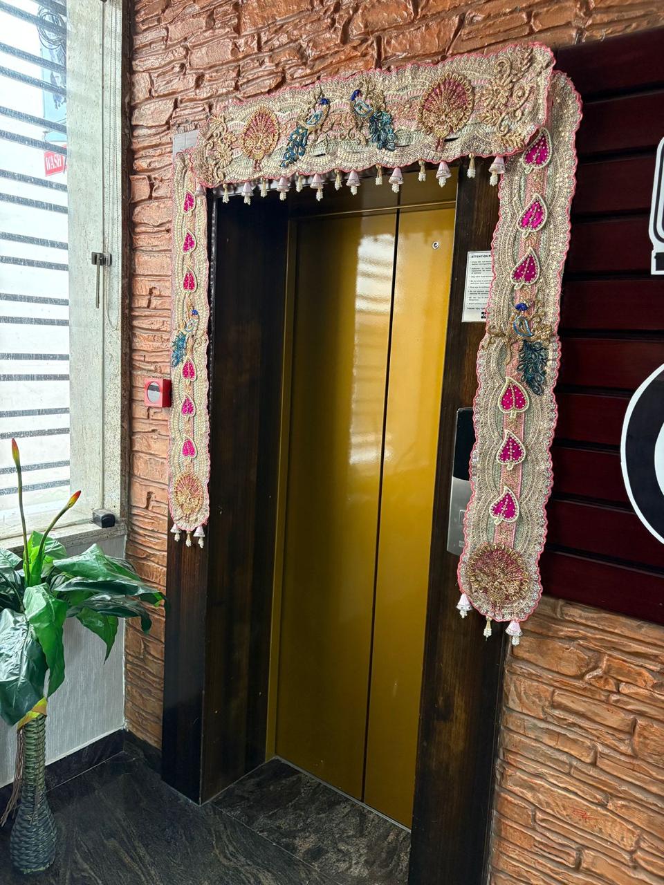 EMBROIDERED DOOR TORAN