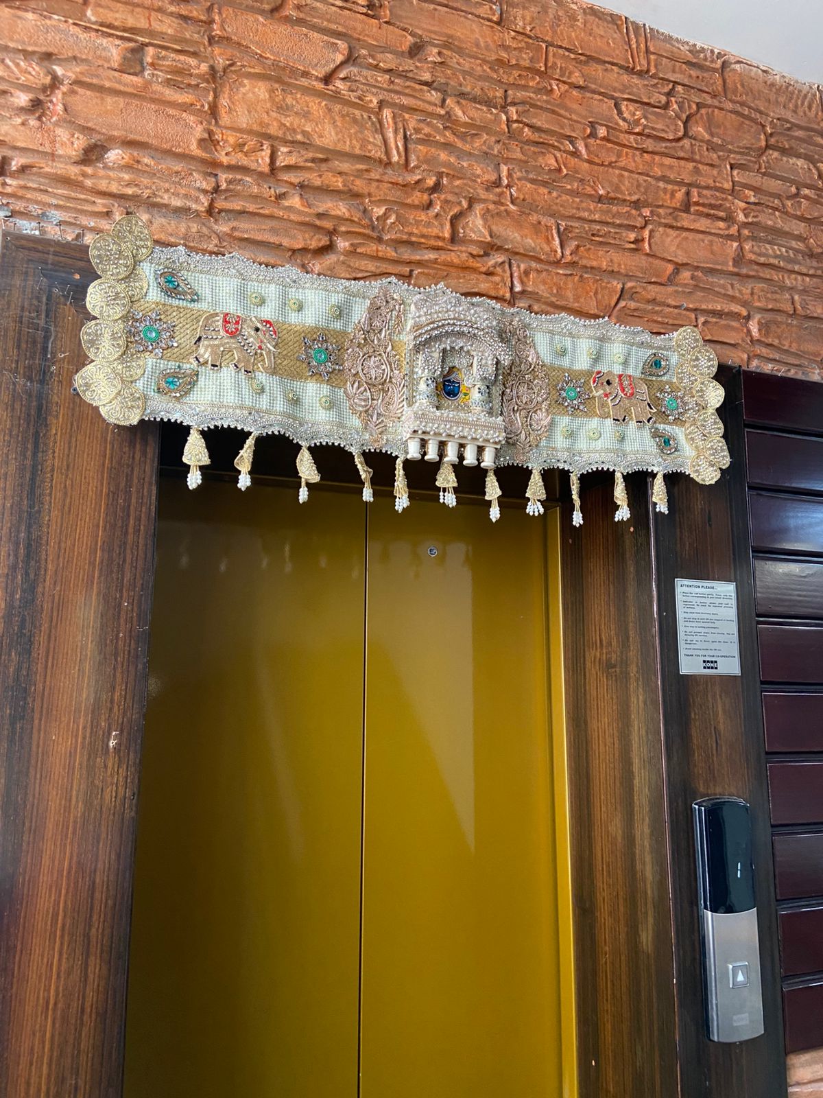 DECORATIVE DOOR TORAN