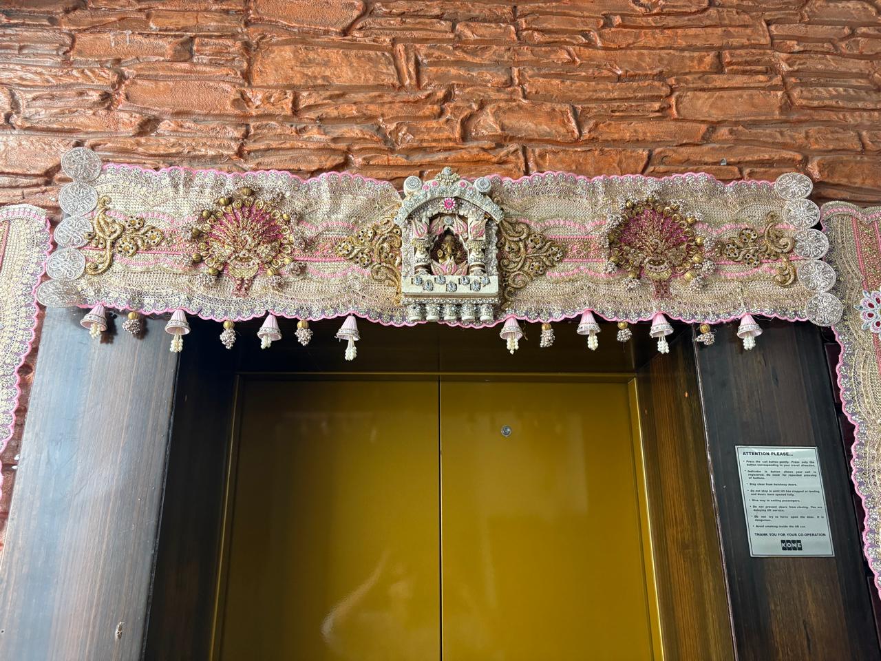 DOOR TORAN 