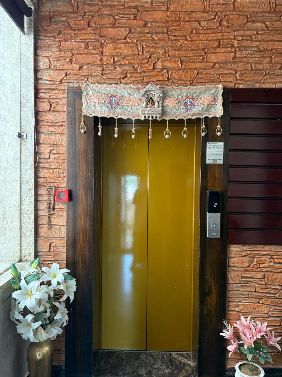 DECORATIVE DOOR TORAN