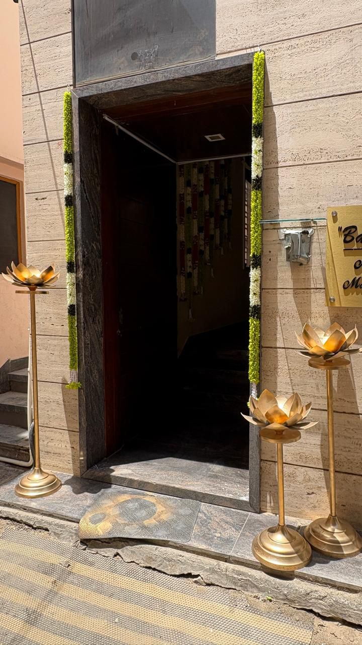 DOOR HANGING 
