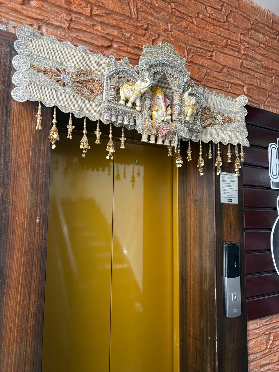 DECORATIVE DOOR TORAN