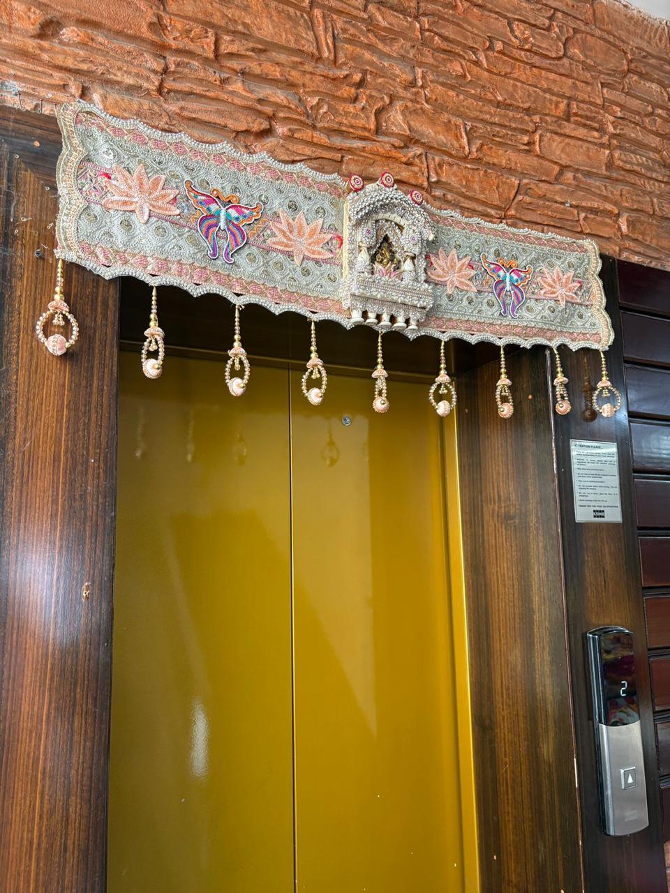 DECORATIVE DOOR TORAN
