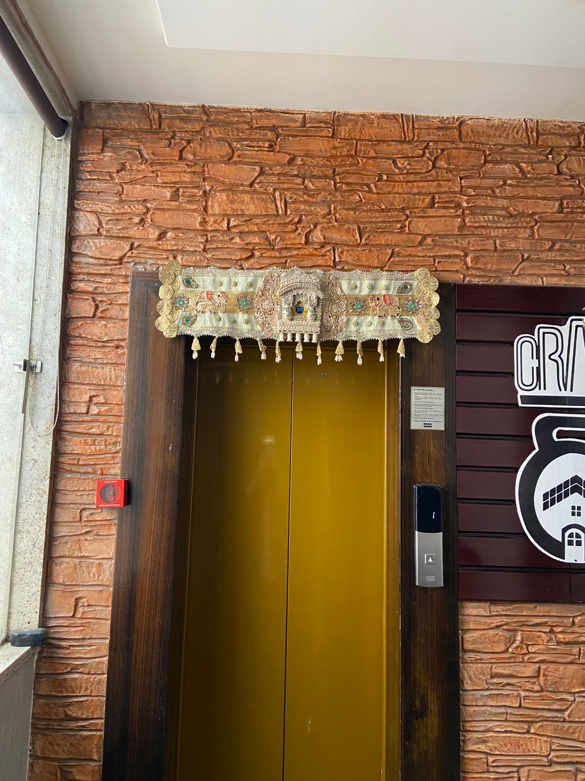 DECORATIVE DOOR TORAN
