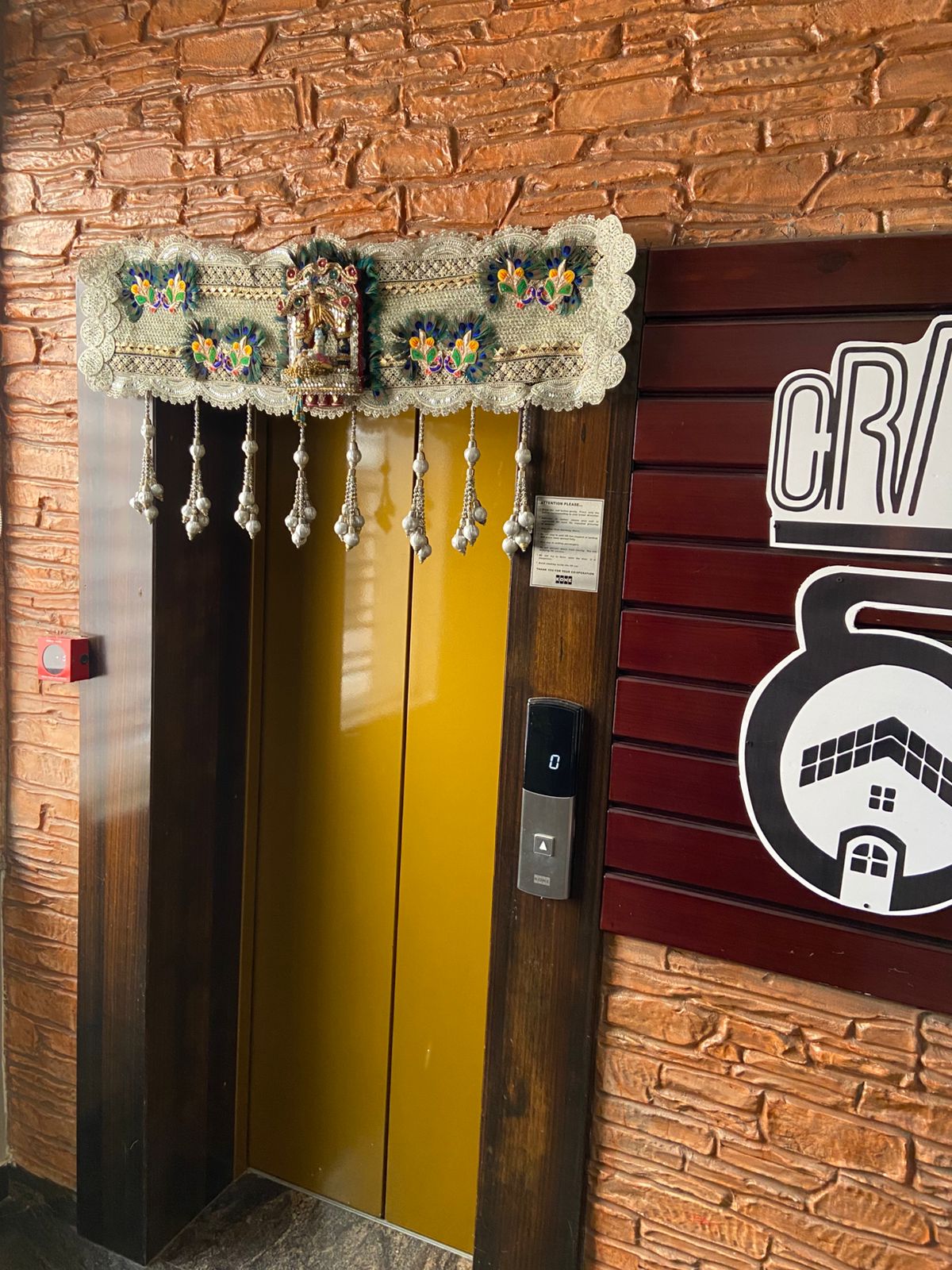 TRADITIONAL DECORATIVE DOOR TORAN