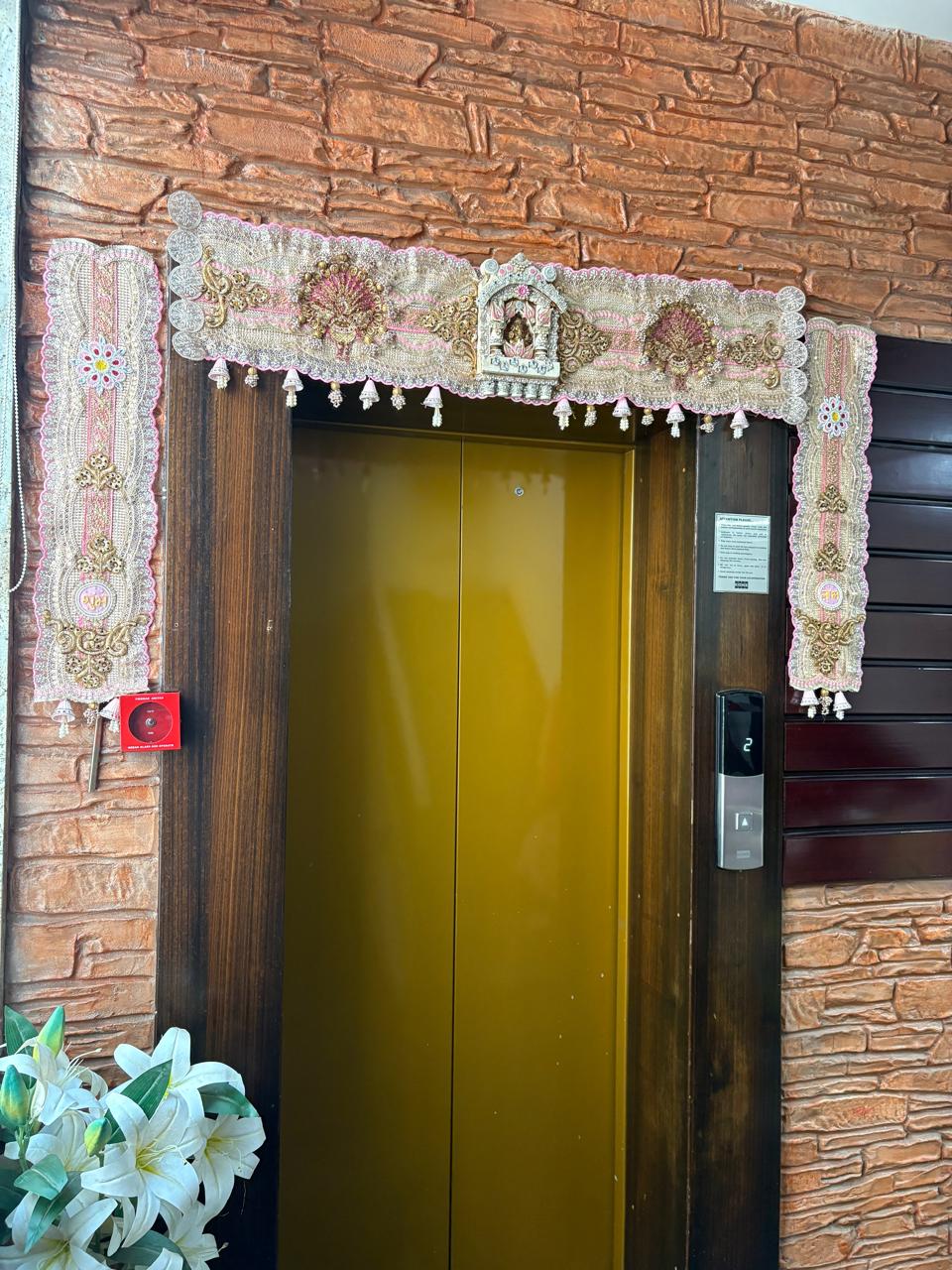 DOOR TORAN 
