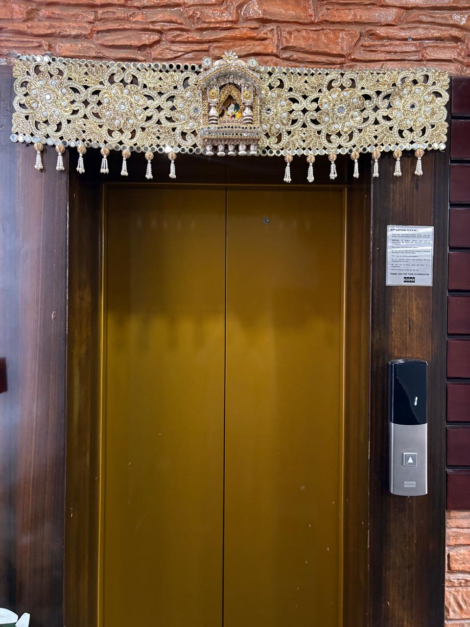 DECORATIVE DOOR TORAN