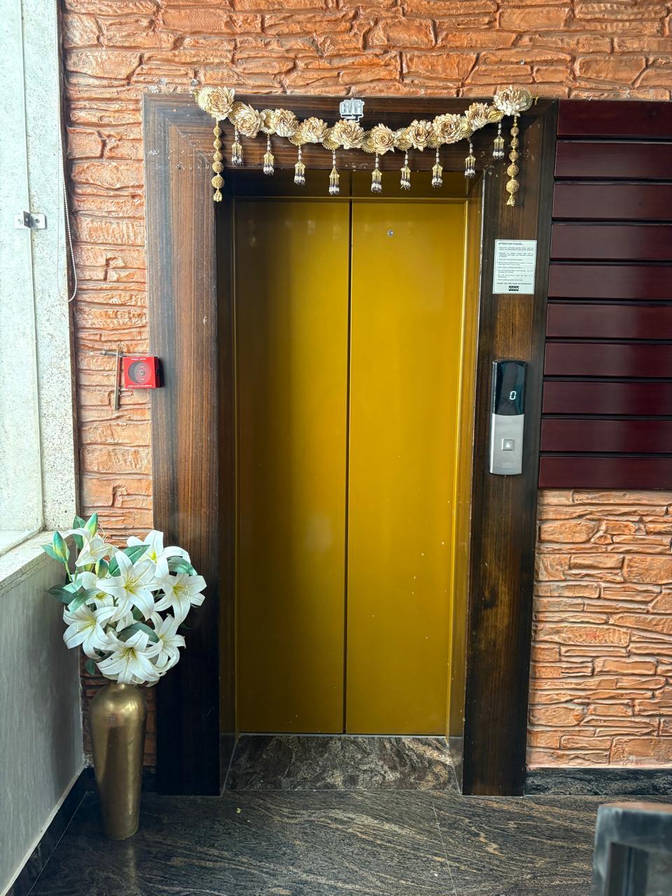 DECORATIVE DOOR TORAN