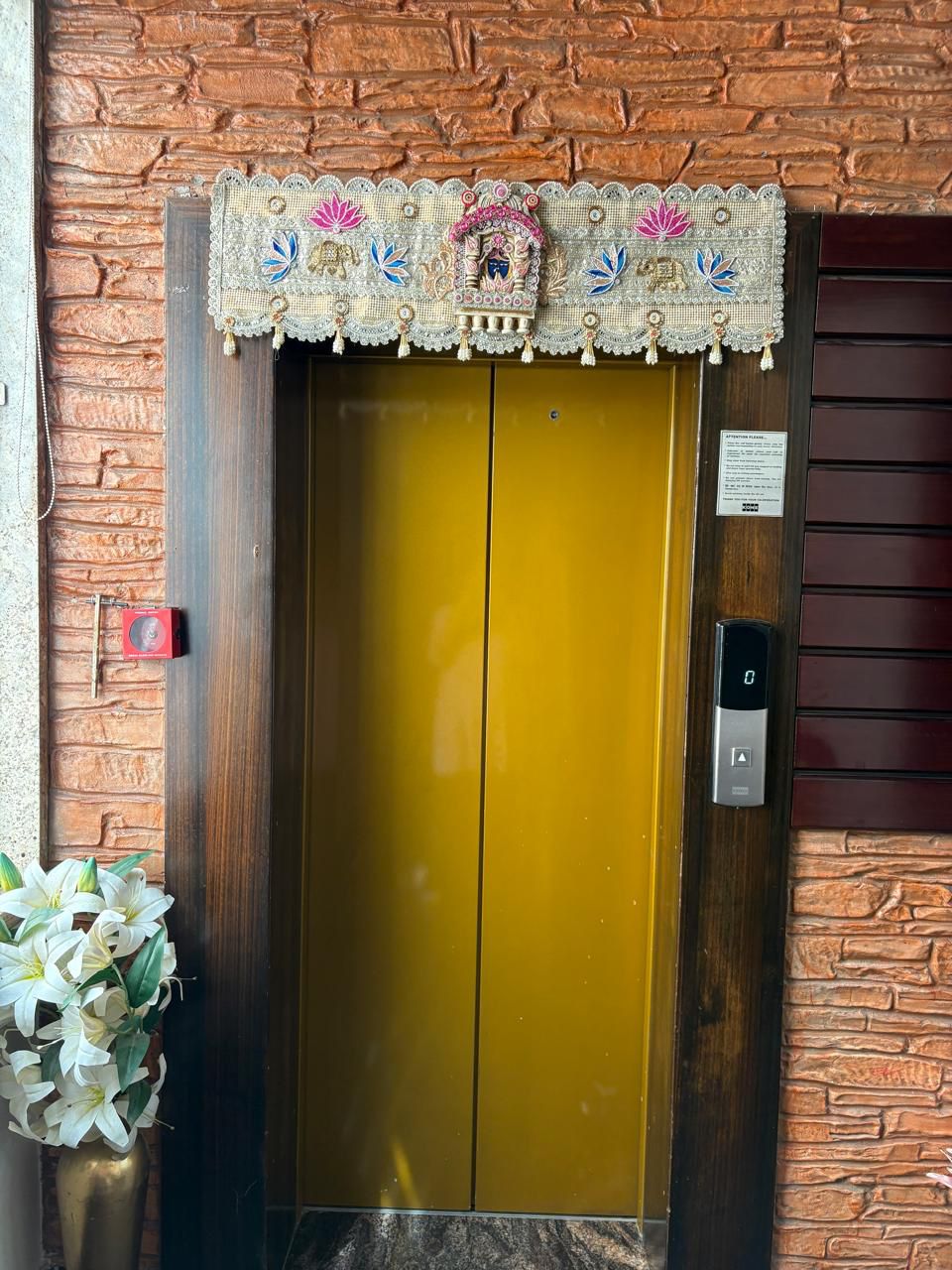 DECORATIVE  DOOR  TORAN 