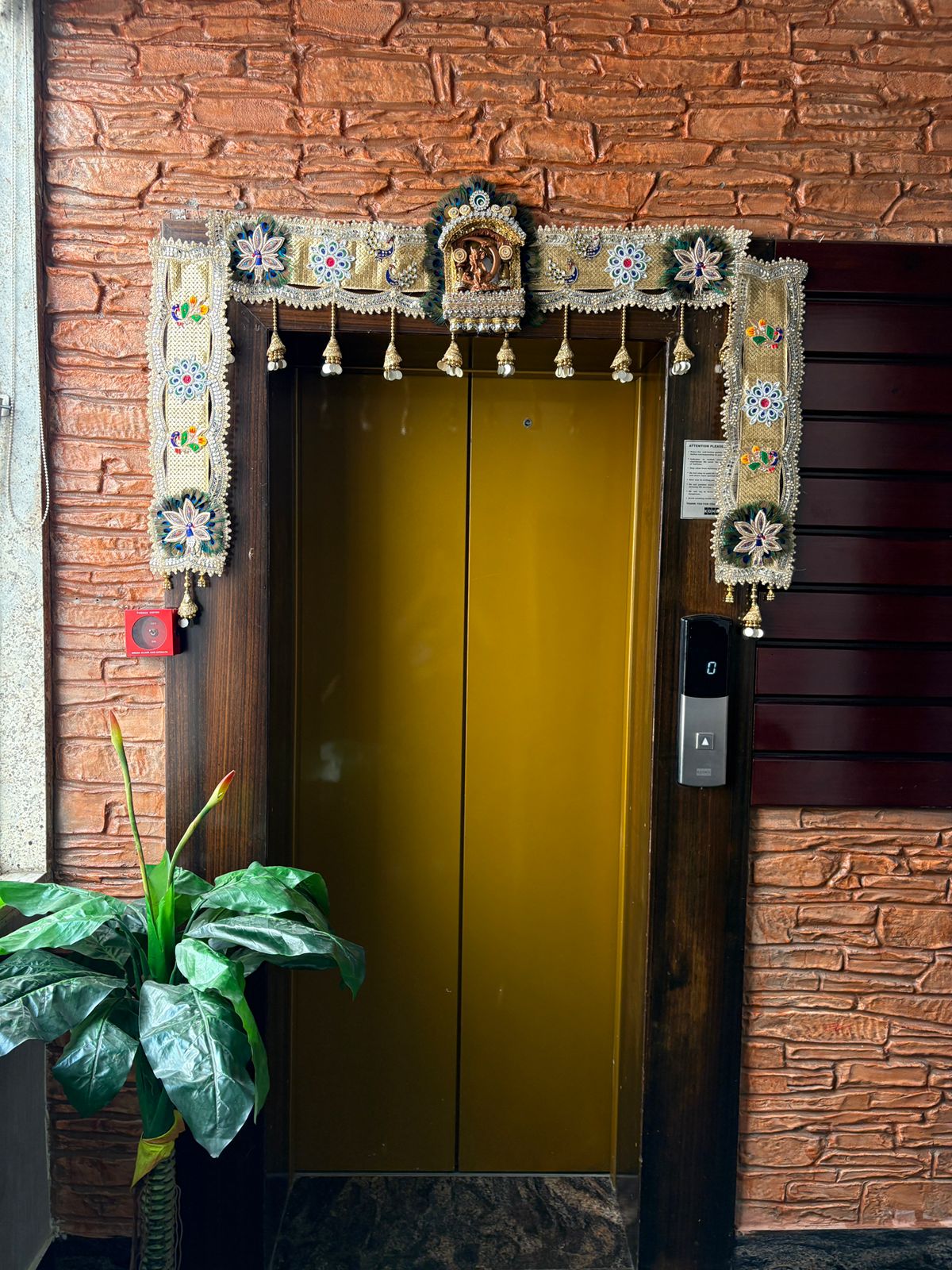 DECORATIVE DOOR TORAN