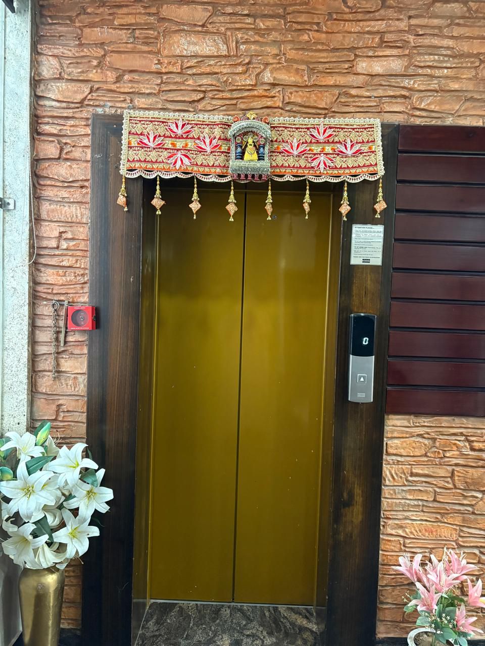 DECORATIVE DOOR TORAN 