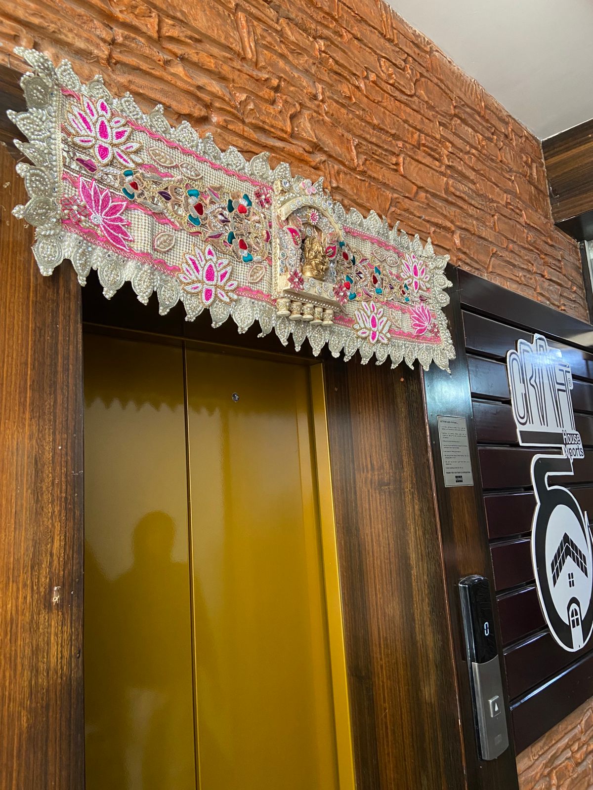 DECORATIVE DOOR TORAN