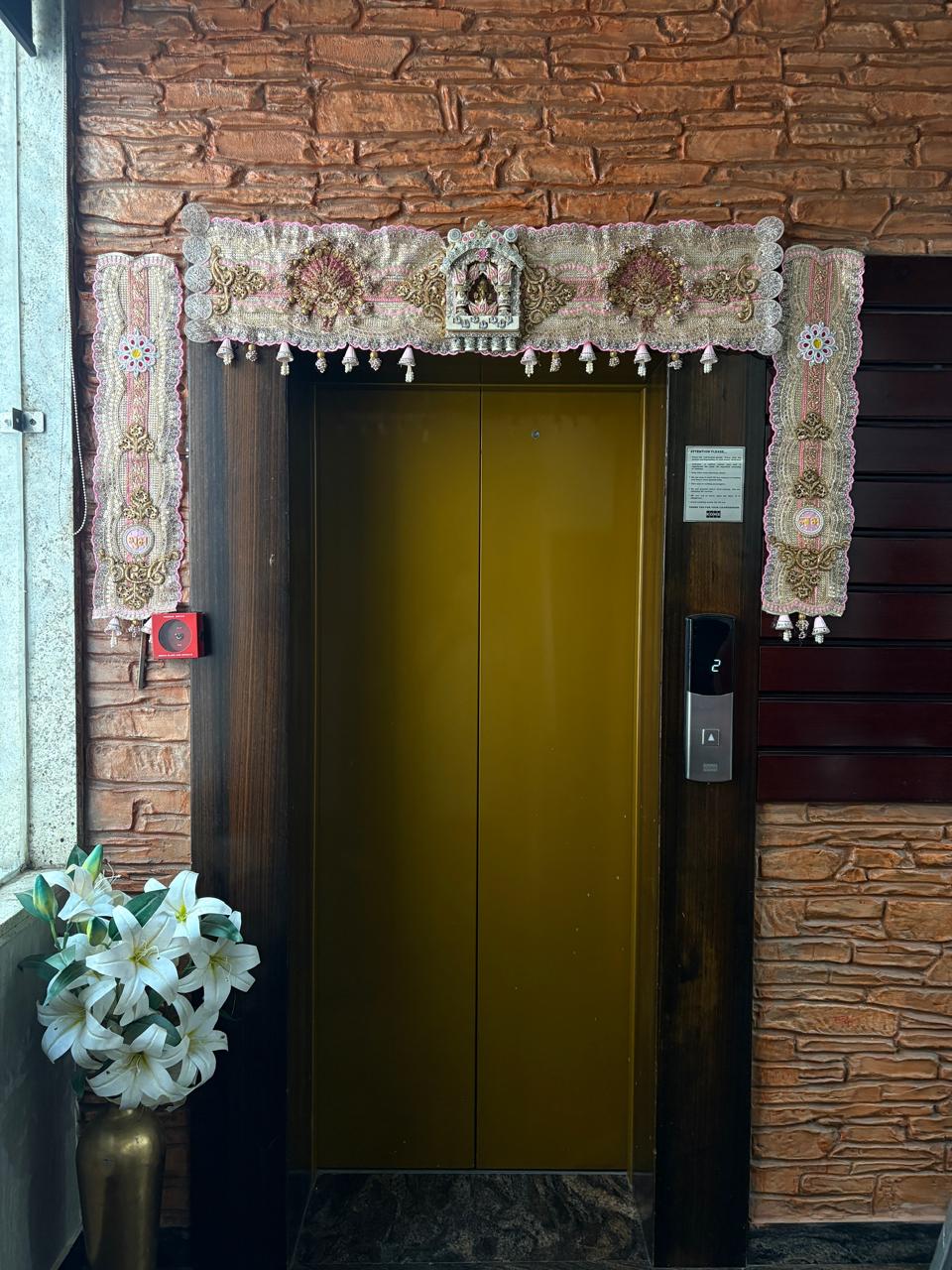 DOOR TORAN 