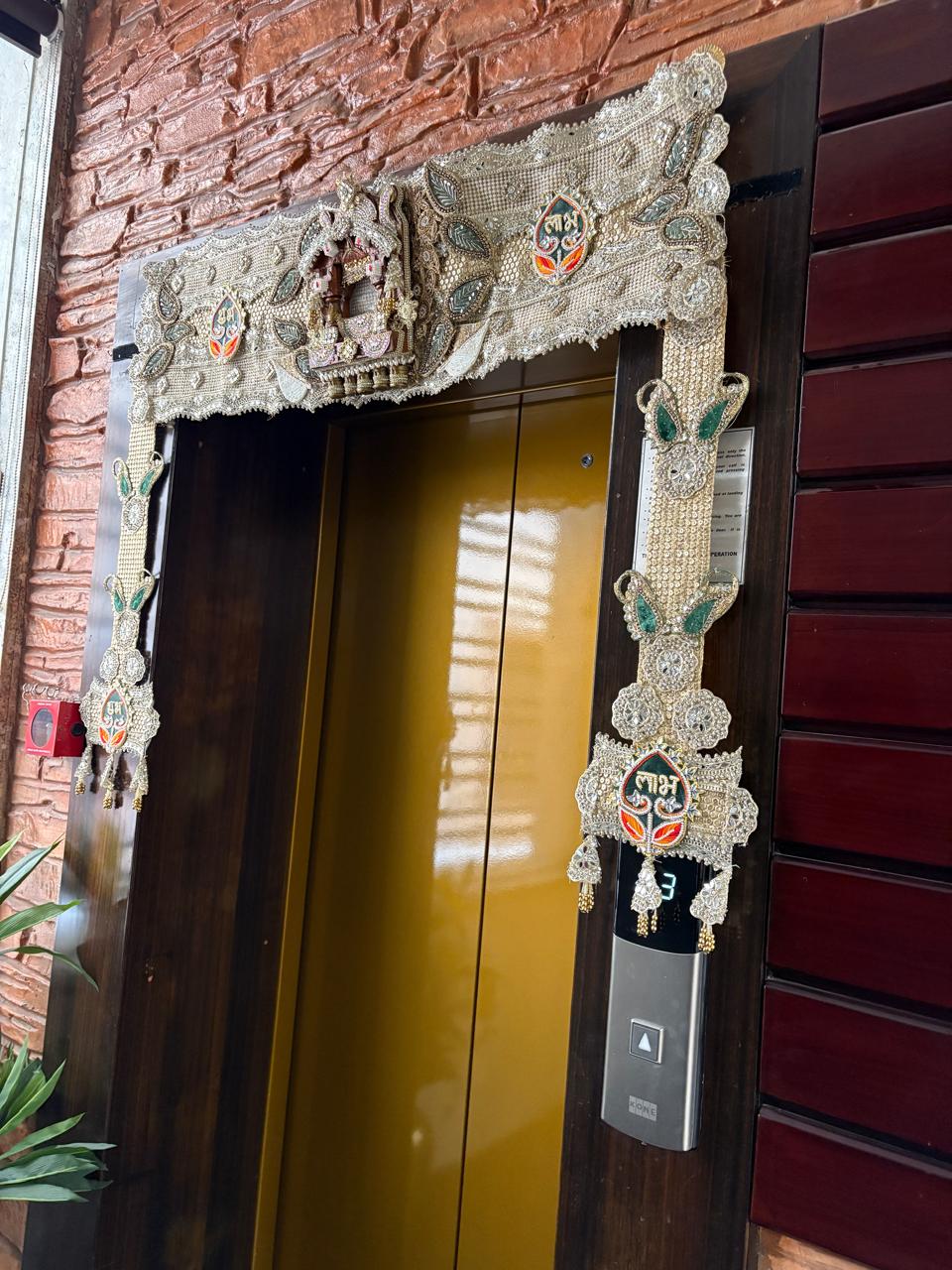 TRADITIONAL DECORATIVE TORAN