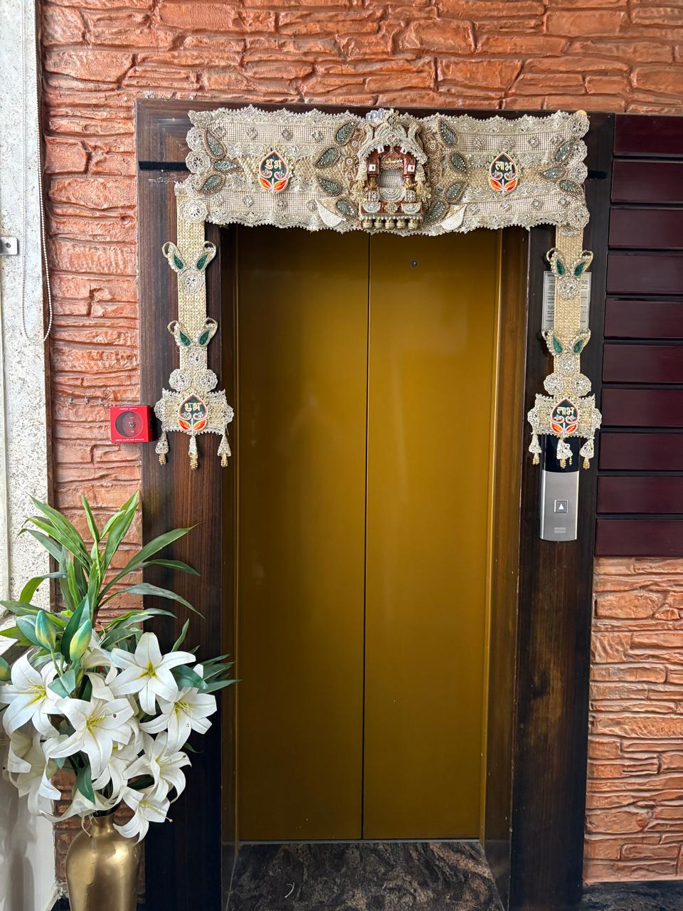 TRADITIONAL DECORATIVE TORAN
