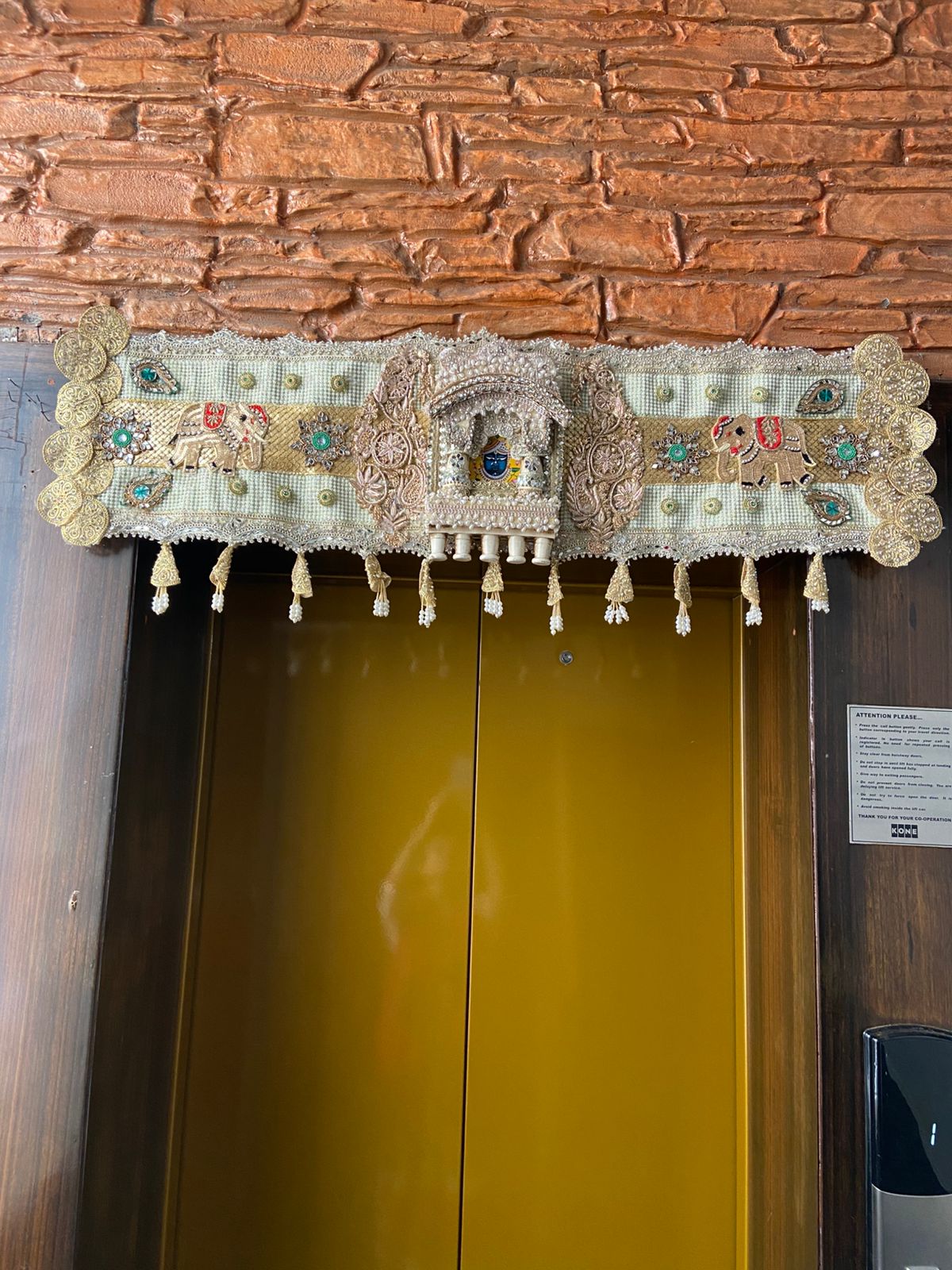 DECORATIVE DOOR TORAN