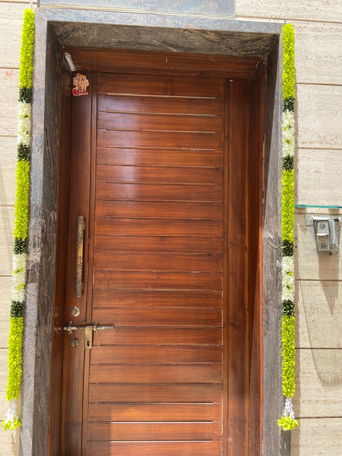 DOOR HANGING 
