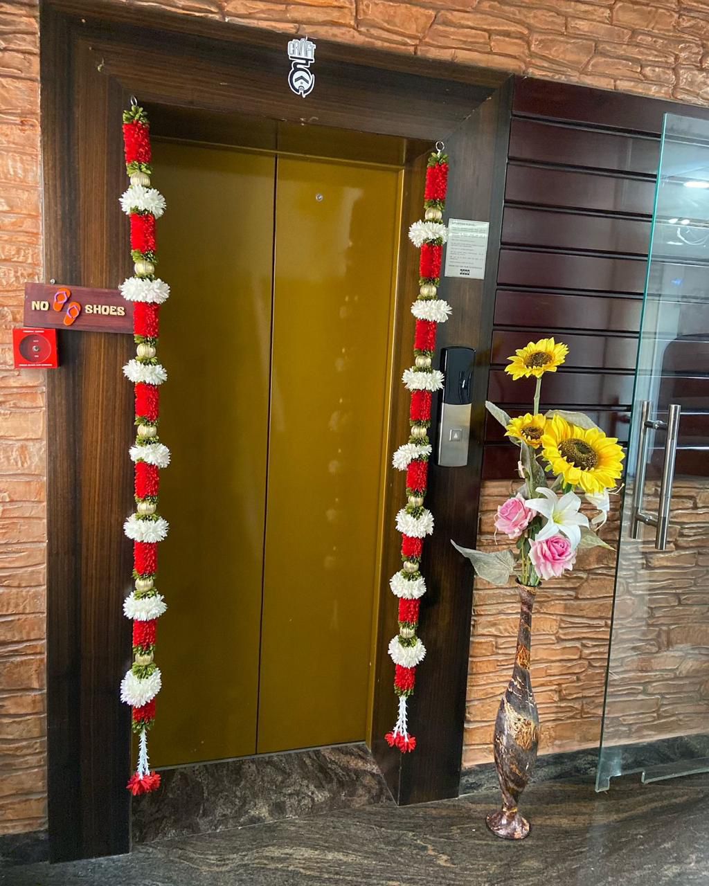 DOOR HANGING 