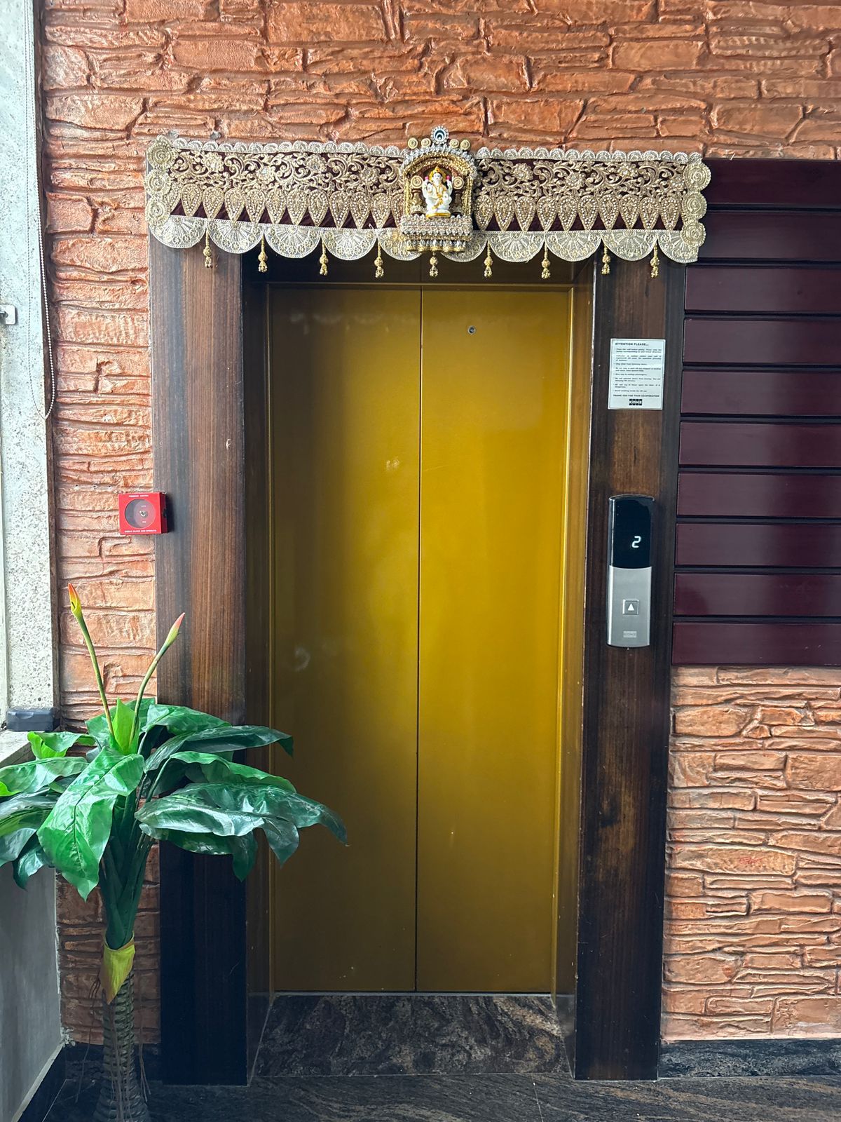 DECORATIVE GOLD DOOR TORAN