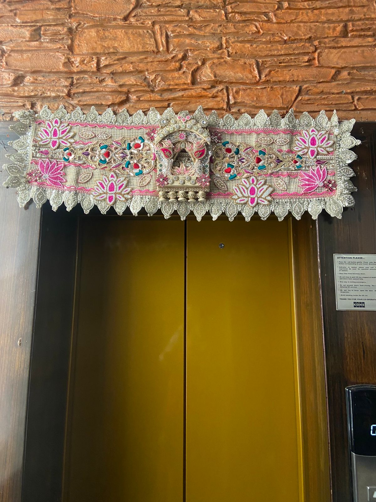DECORATIVE DOOR TORAN