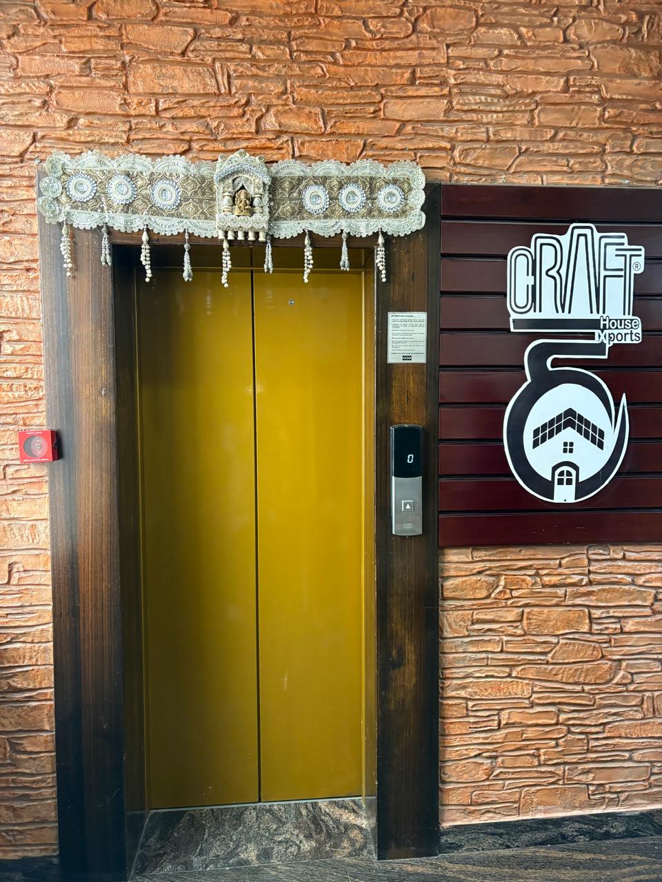 TRADITIONAL DOOR TORAN