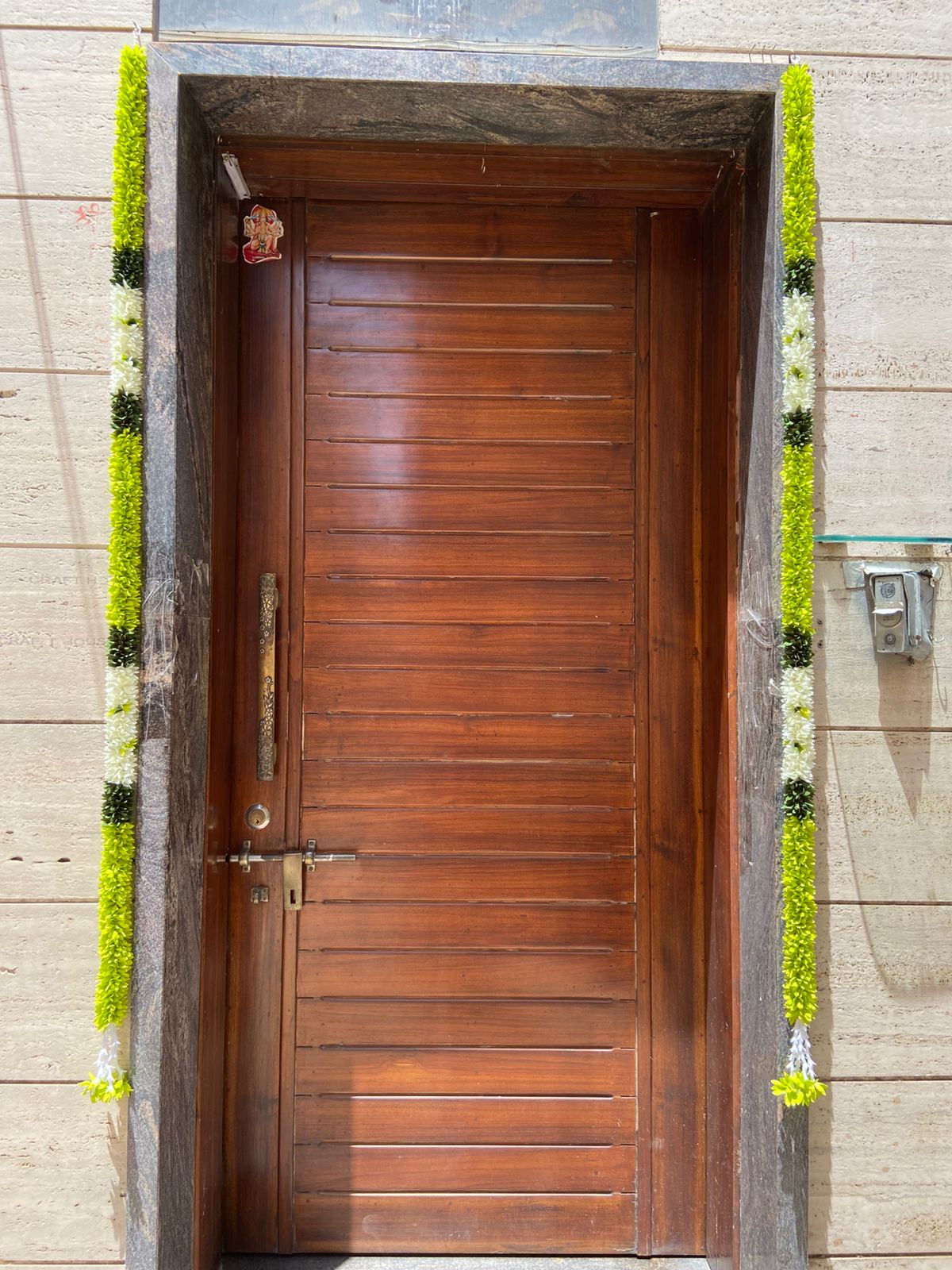 DOOR HANGING 