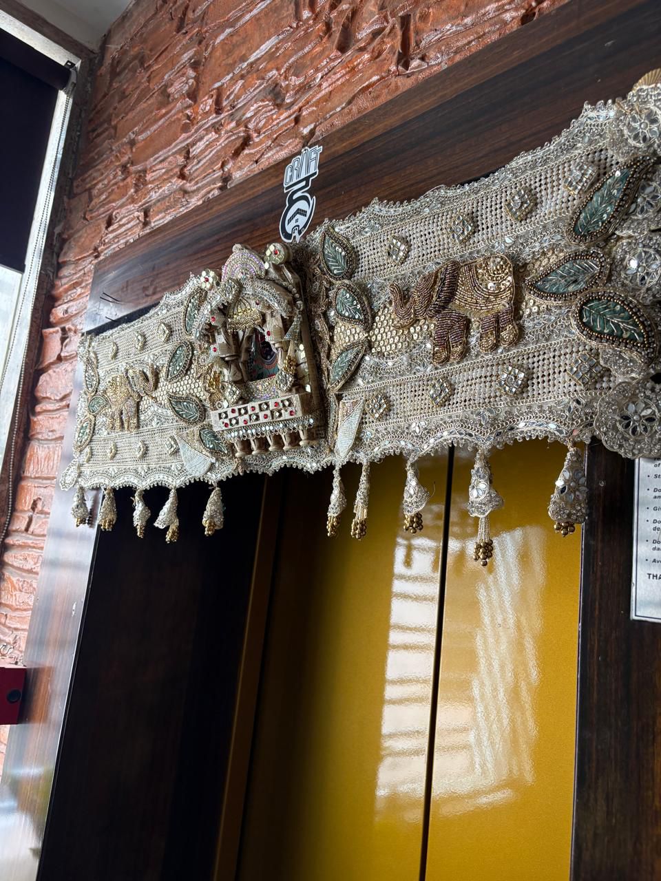 HANDCRAFTED DOOR TORAN