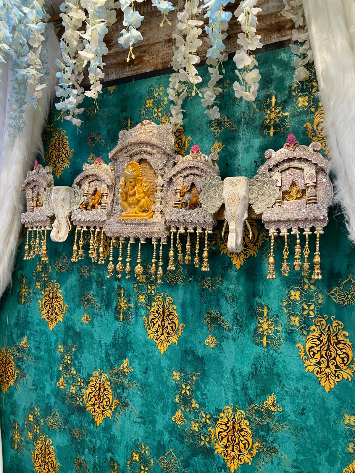TRADITIONAL TEMPLE TORAN