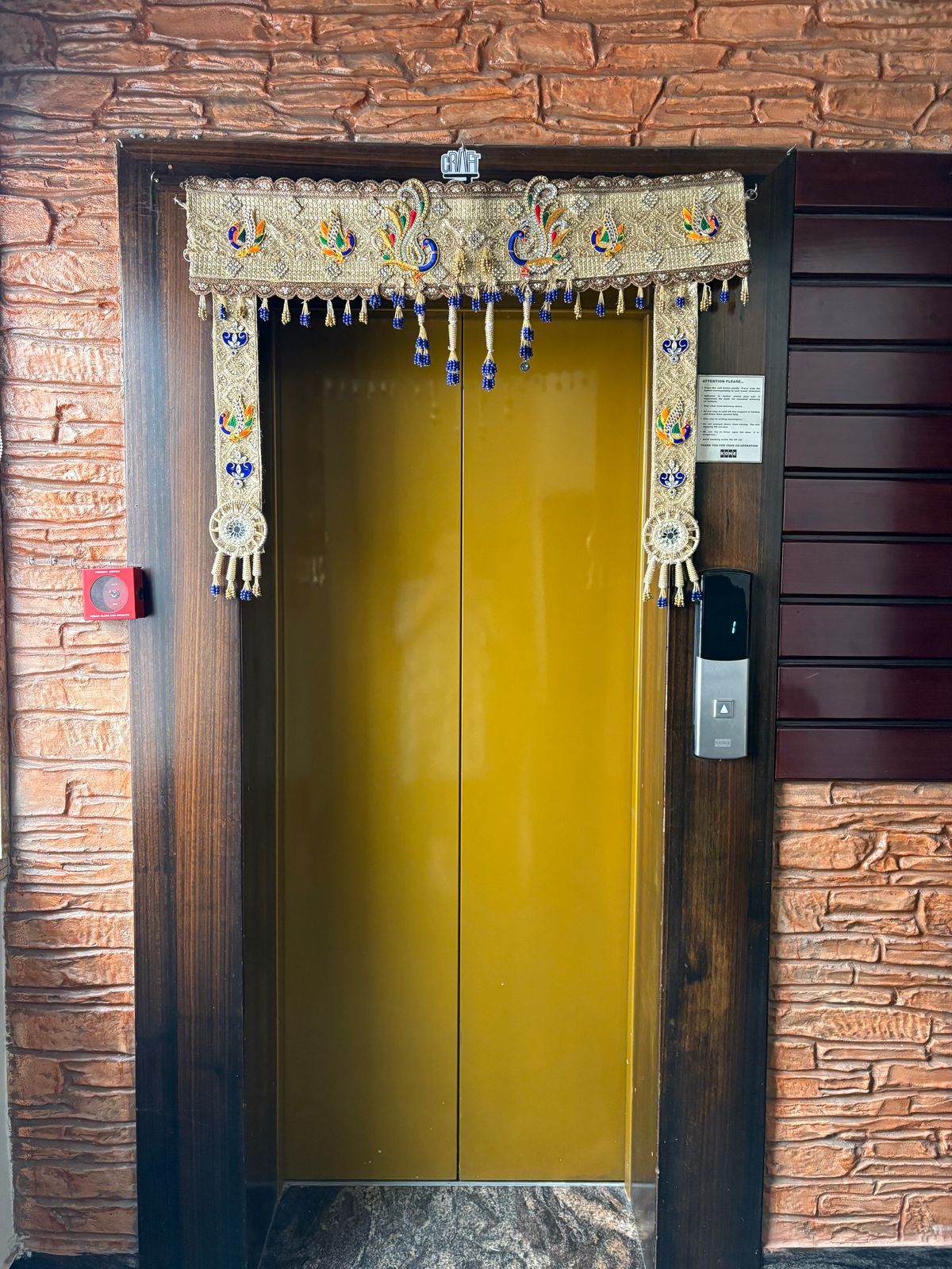 DECORATIVE DOOR TORAN
