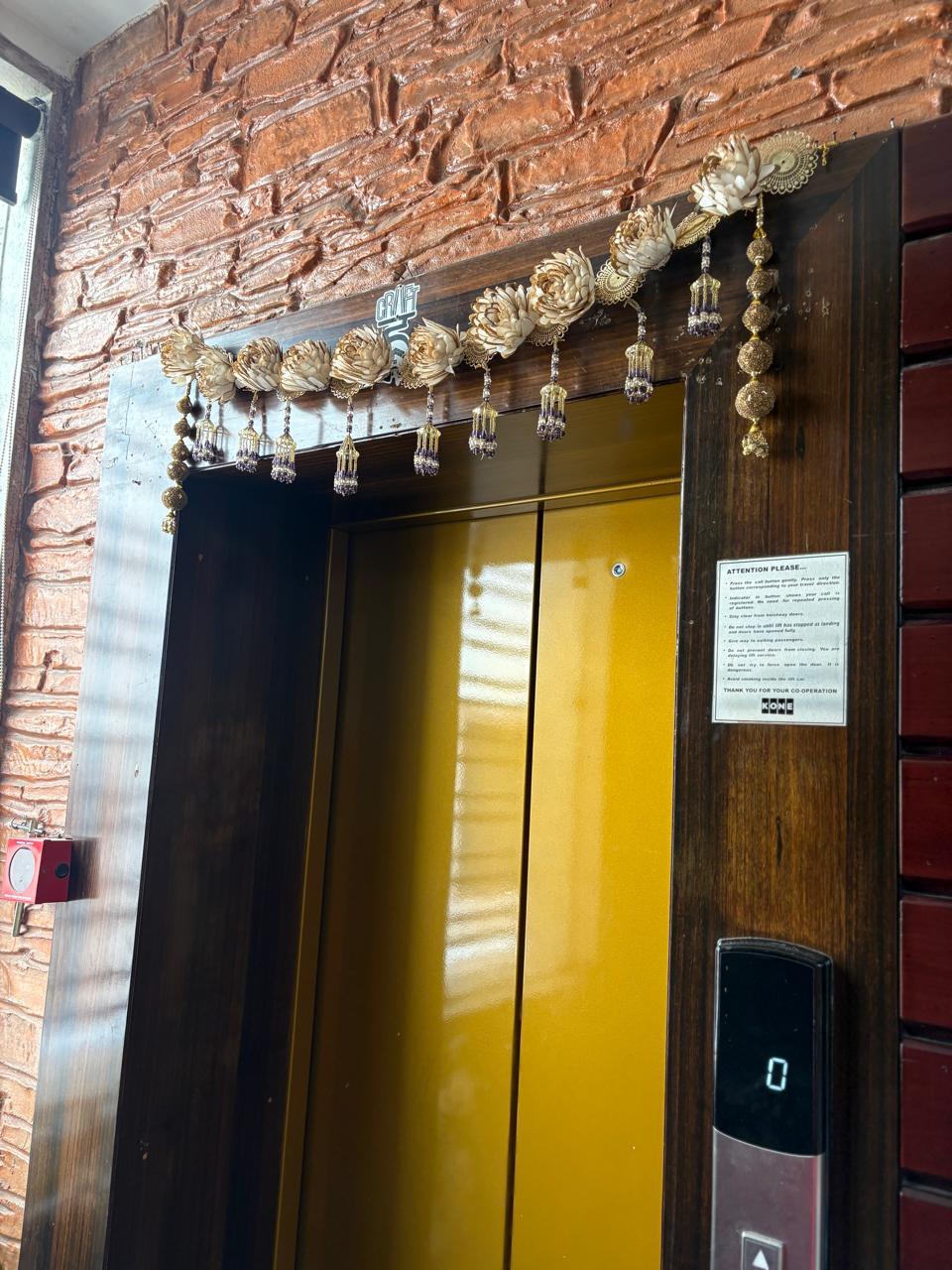 DECORATIVE DOOR TORAN