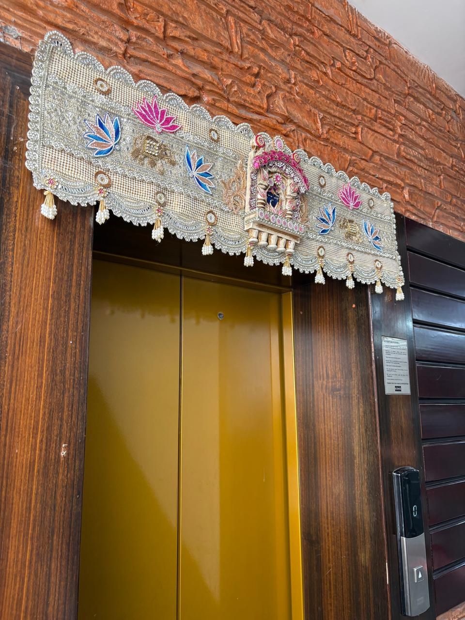 DECORATIVE  DOOR  TORAN 