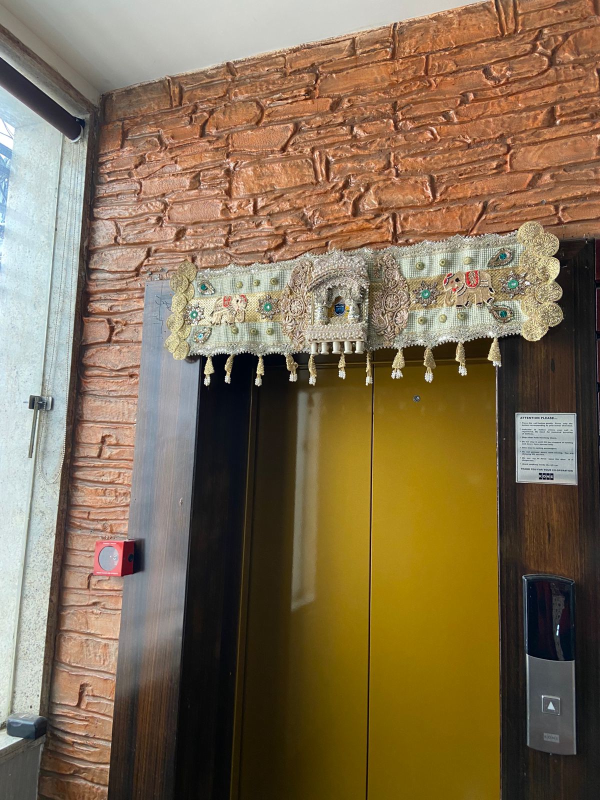 DECORATIVE DOOR TORAN