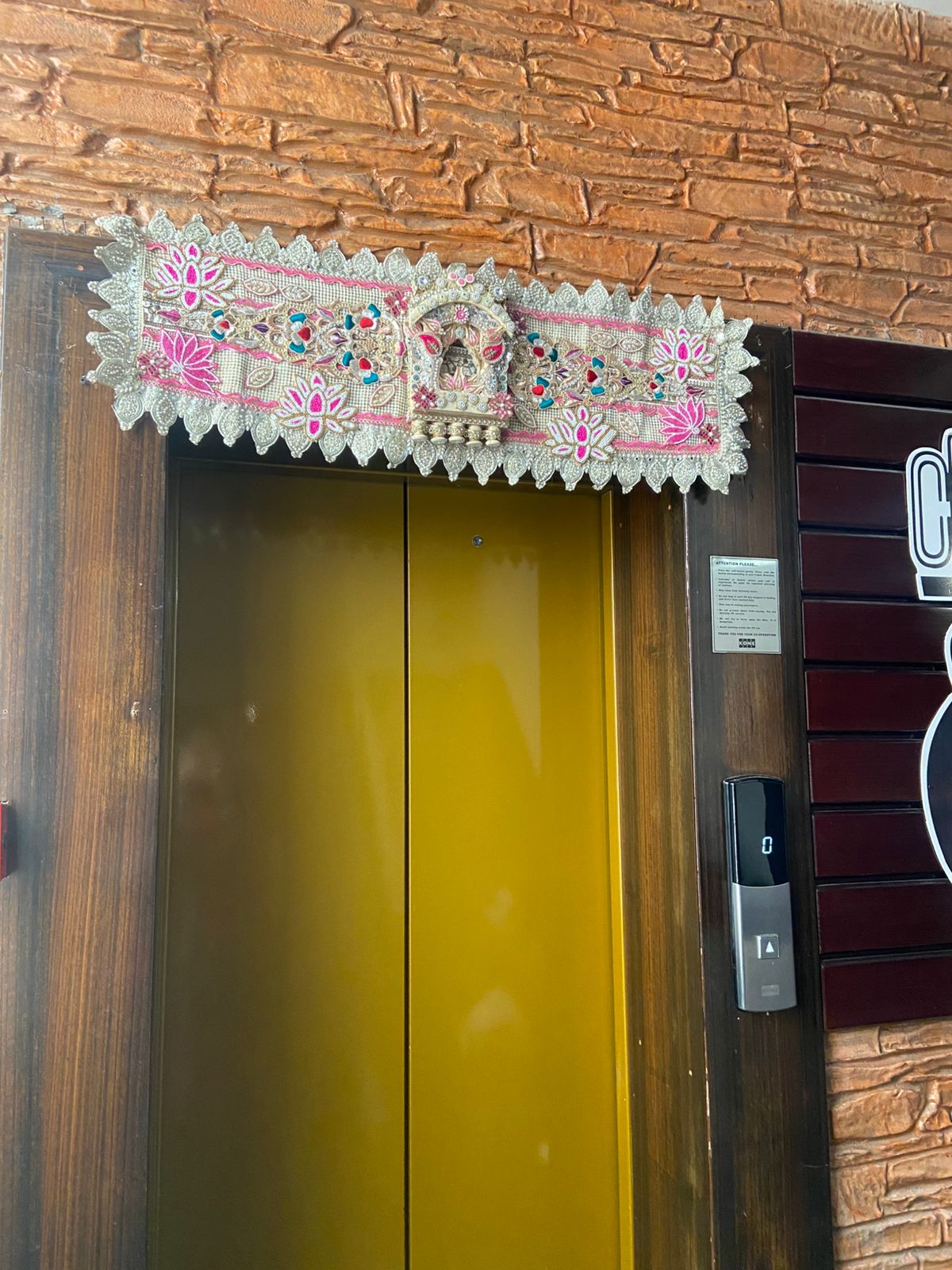 DECORATIVE DOOR TORAN