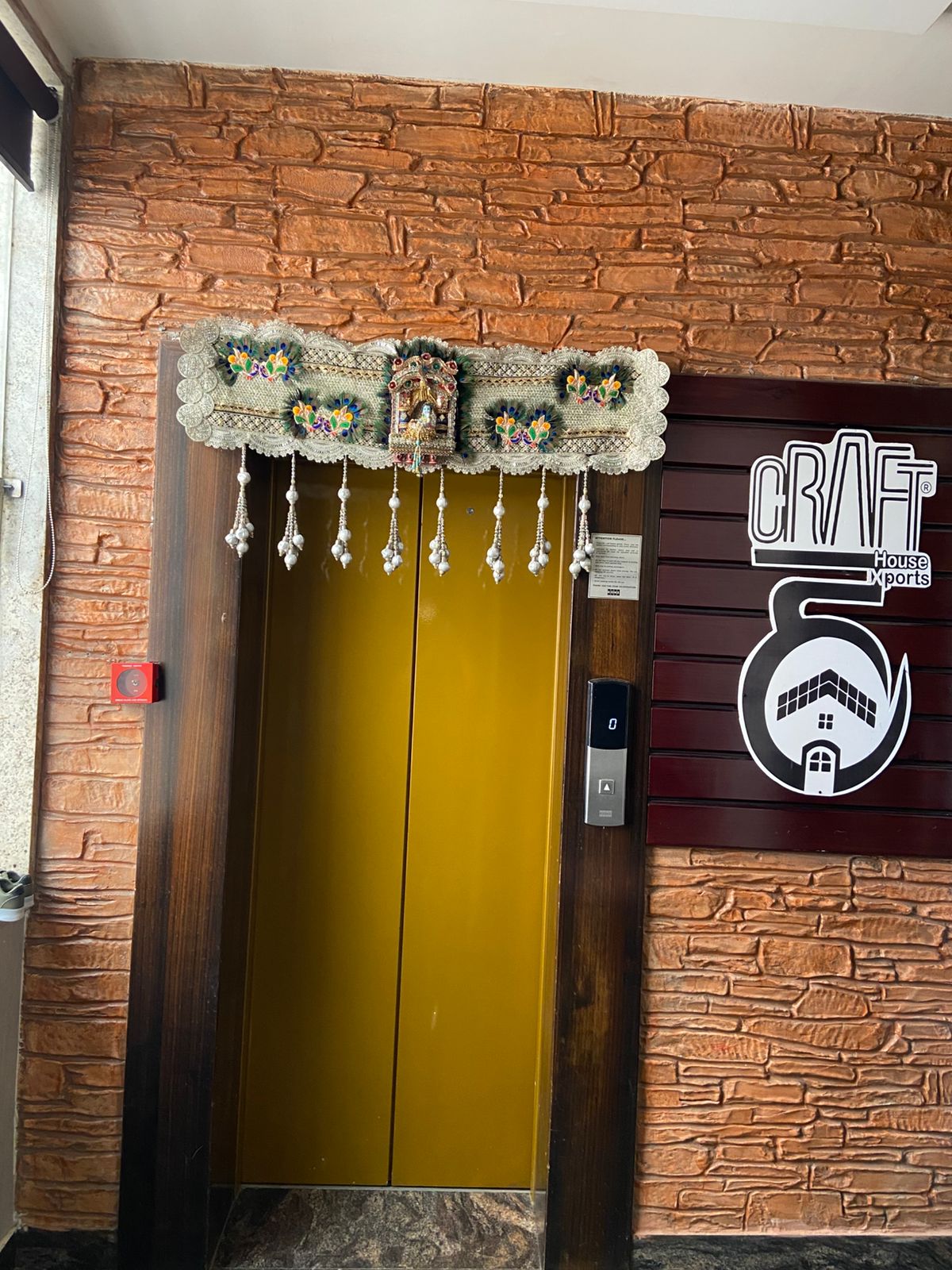 TRADITIONAL DECORATIVE DOOR TORAN
