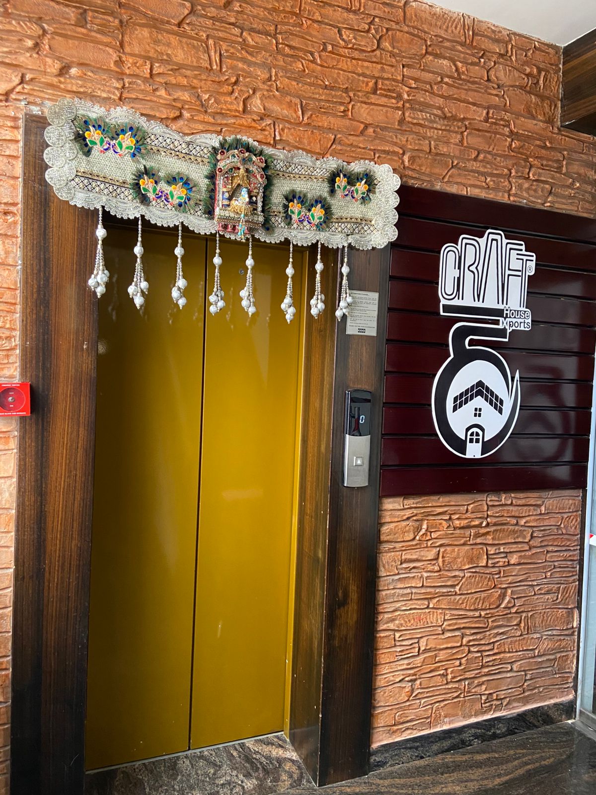 TRADITIONAL DECORATIVE DOOR TORAN