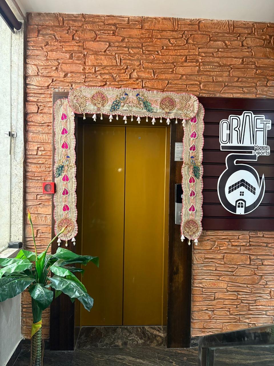 EMBROIDERED DOOR TORAN