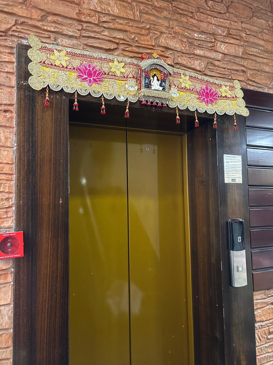DECORATIVE DOOR TORAN 