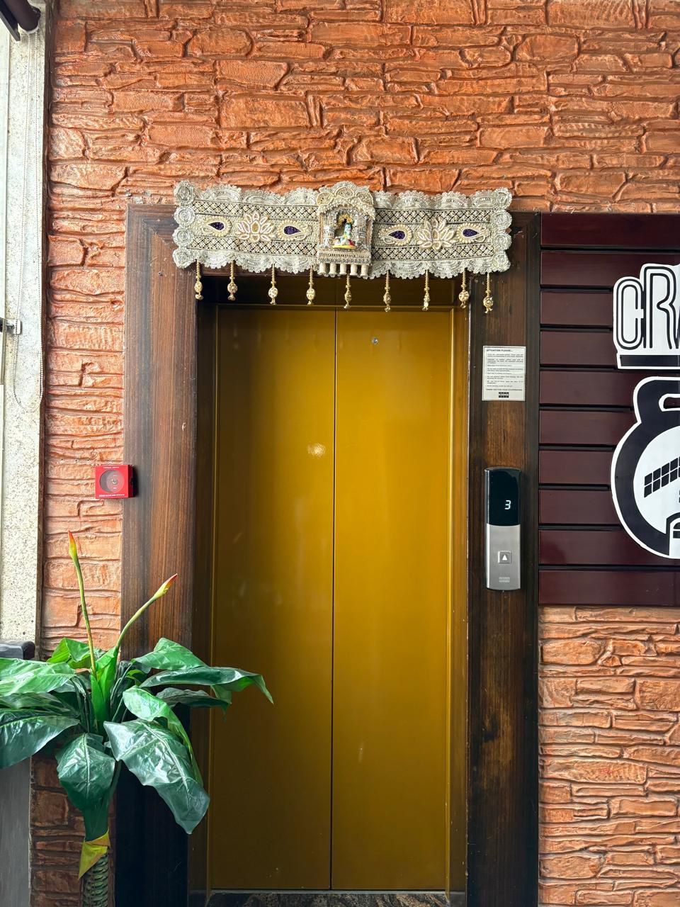 DECORATIVE DOOR TORAN