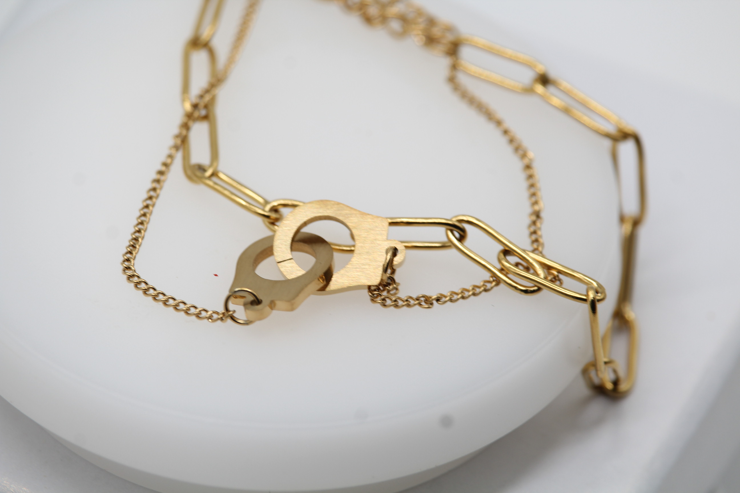 Pulsera de esposas dorada